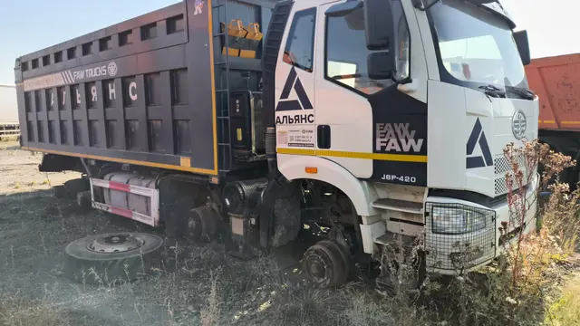 FAW CA 3310 8x4 Самосвал, фото 2