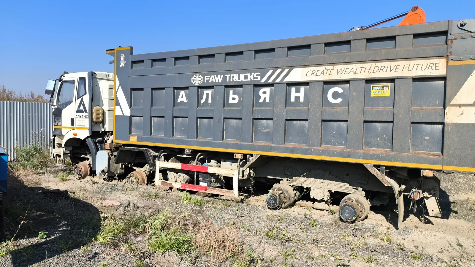 FAW CA 3310 8x4 Самосвал, фото 4