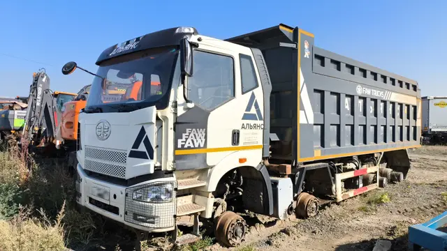 FAW CA 3310 8x4 Самосвал