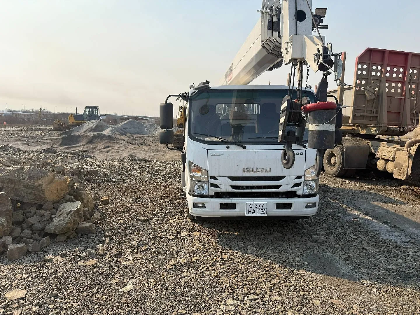 ISUZU ELF 8.3 4x2 Автокран, фото 2