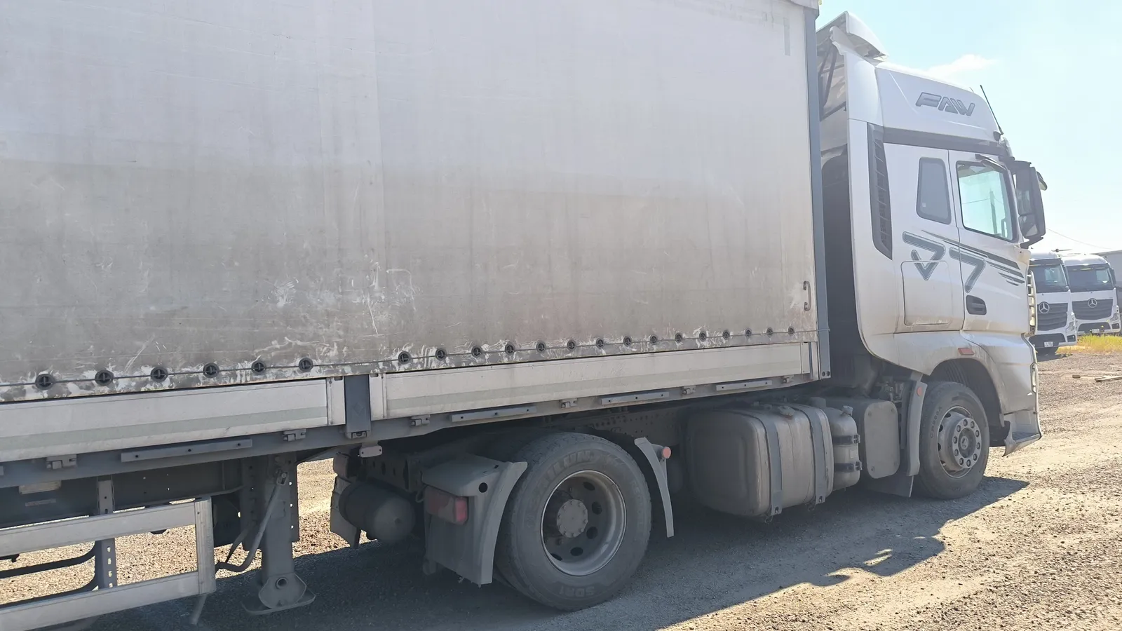 FAW J7 4x2 Седельный тягач, фото 3