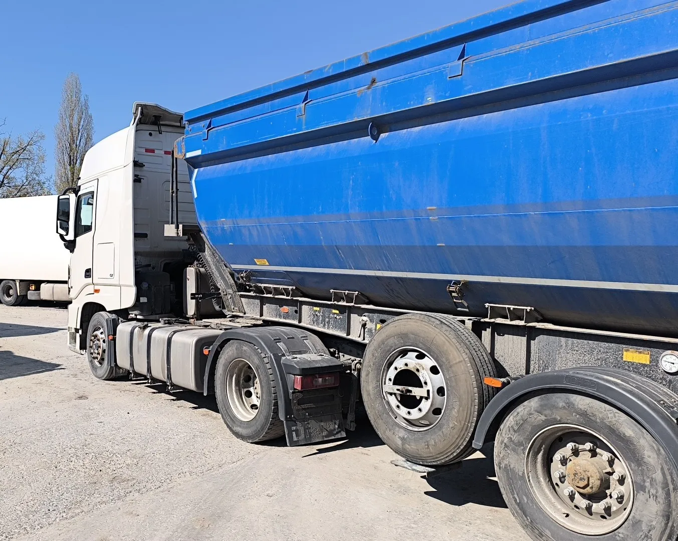 DONGFENG DFH 4x2 Седельный тягач, фото 4